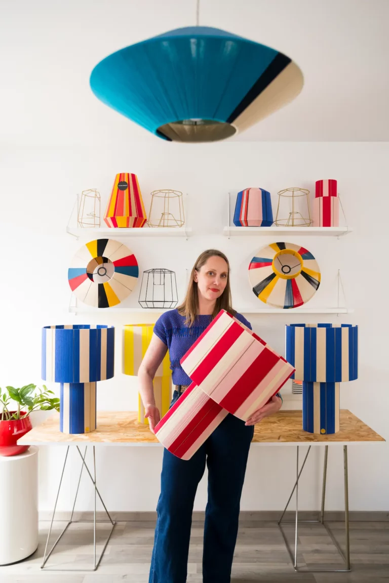 Clémence Brochet, artisane créatrice de luminaires made in France, dans son atelier à Reims