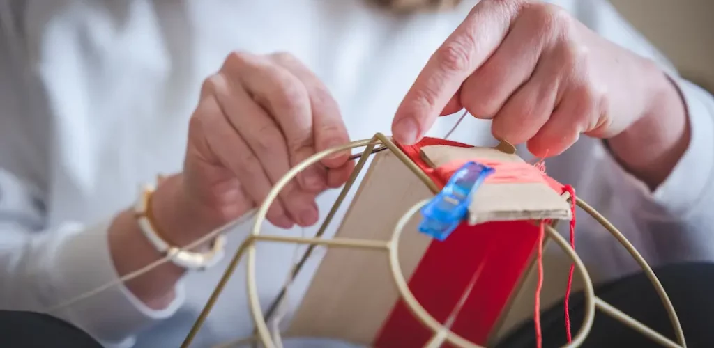 Fabrication Les belles allumées La créatrice en cours de création d'un abat jour